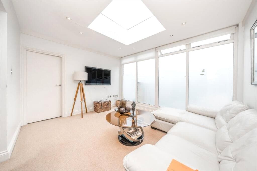 Creighton Avenue, London, N2 9BJ